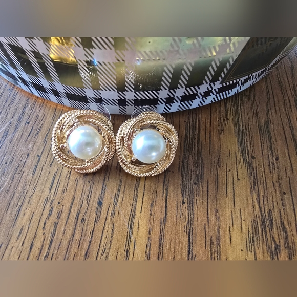 Luxurious Pearl Twisted Gold Stud Earrings NWOT - Picture 3 of 4